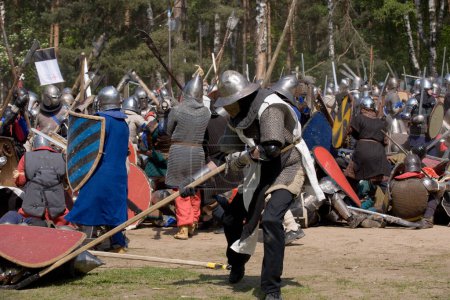Téléchargez les photos : Chevaliers médiévaux avec des épées - en image libre de droit
