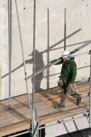 Foto de Trabajador de la construcción con casco protector - Imagen libre de derechos