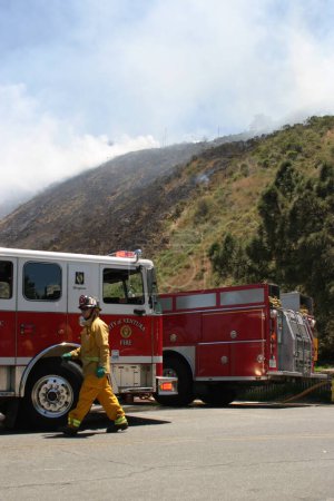 Foto de Barnett Fuego y bombero en el fondo de la naturaleza - Imagen libre de derechos