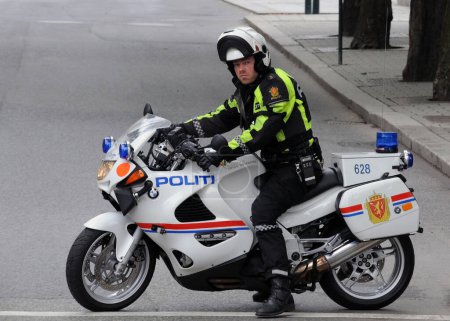 Téléchargez les photos : "Officier de police à moto - en image libre de droit