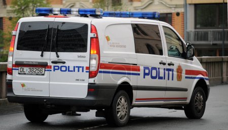 Téléchargez les photos : Voiture de police norvégienne dans la rue - en image libre de droit