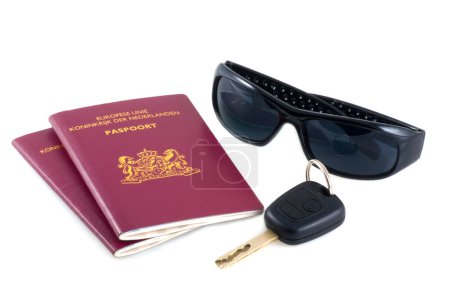 Foto de Llaves del coche, pasaporte y gafas de sol sobre fondo blanco - Imagen libre de derechos