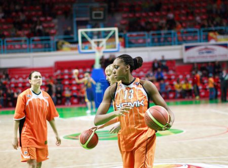 Téléchargez les photos : Basketball féminin. Les joueurs avant un match - en image libre de droit