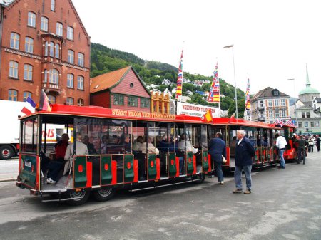 Téléchargez les photos : Bergen, nord - 2 3 juillet, 2 0 1 6 : touristes sur le centre-ville de bergen en train de touristes - en image libre de droit