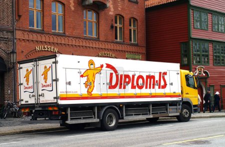Téléchargez les photos : Camion de livraison avec logo de la société alimentaire norvégienne - en image libre de droit