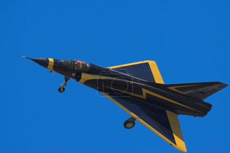 Téléchargez les photos : Mirage III avion militaire volant dans le ciel - en image libre de droit
