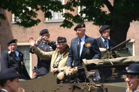 Foto de Soldados militares en el desfile, el día de los veteranos - Imagen libre de derechos