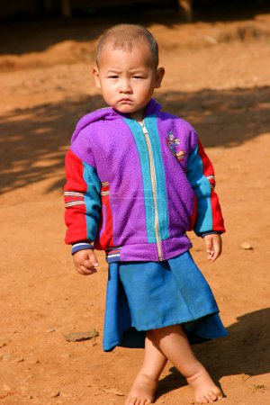 Téléchargez les photos : Portrait de jeune enfant en Thaïlande - en image libre de droit