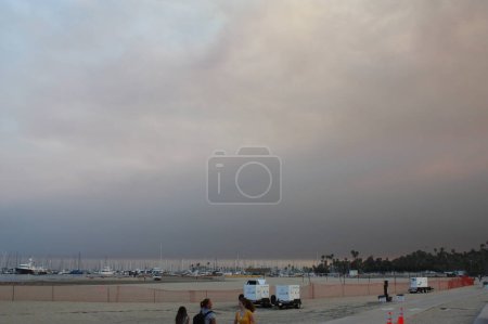 Foto de El humo se eleva sobre la orilla del mar - Imagen libre de derechos