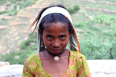 Téléchargez les photos : Portrait en gros plan de belle fille indienne - en image libre de droit