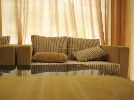 Téléchargez les photos : Canapé dans une chambre confortable vide - en image libre de droit