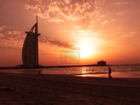 Téléchargez les photos : Burj Al Arab à Dubaï au coucher du soleil - en image libre de droit