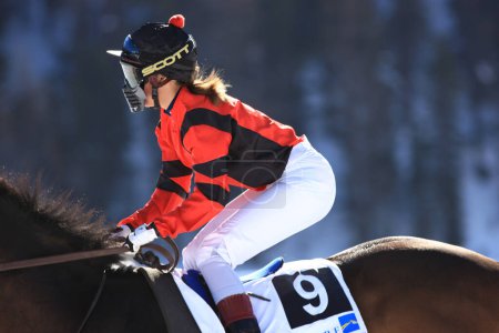 Foto de Vista lateral de la mujer a caballo - Imagen libre de derechos
