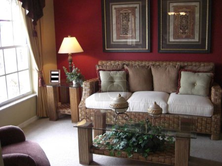 Foto de Salón interior con sofá y paredes rojas - Imagen libre de derechos