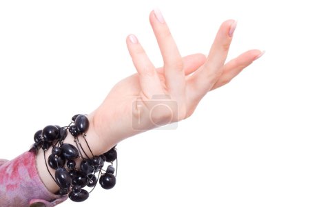 Téléchargez les photos : Main de femme avec bracelet de perles - en image libre de droit
