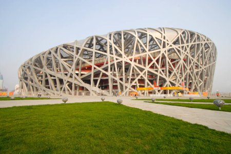 Téléchargez les photos : Vue horizontale du stade olympique de Pékin également connu sous le nom de Nid d'oiseau. Stade principal pour les Jeux olympiques d'été de Pékin 2008 - en image libre de droit