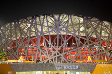 Foto de Vista horizontal del Estadio Olímpico de Pekín también conocido como el Nido de Pájaro. Estadio principal para los Juegos Olímpicos de Pekín 2008 - Imagen libre de derechos