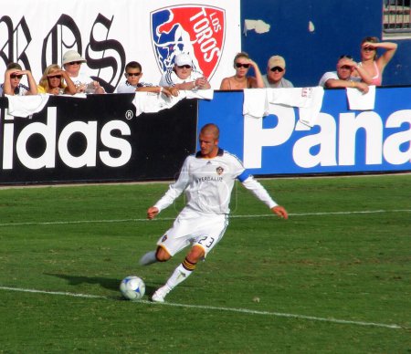 Foto de Beckham pateando la pelota - Imagen libre de derechos