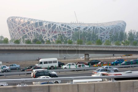 Téléchargez les photos : Route très fréquentée et stade olympique - en image libre de droit