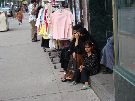 Téléchargez les photos : Femmes musulmanes assises à l'extérieur - en image libre de droit