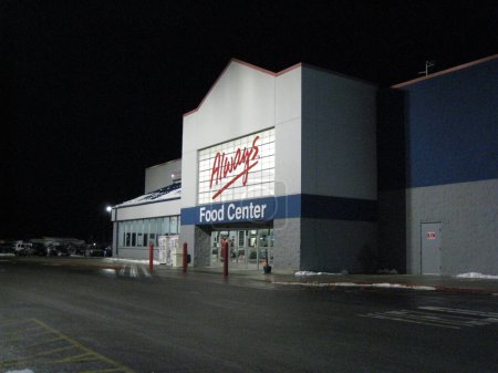 Téléchargez les photos : Walmart la nuit en ville en arrière-plan - en image libre de droit