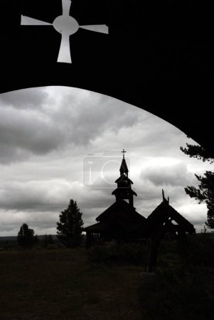 Téléchargez les photos : Très petite église de montagne Oset utilisée pour les mariages en noir et blanc - en image libre de droit