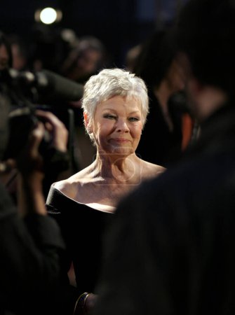 Foto de Judi dench Llegadas a los Orange British Academy Film Awards - Imagen libre de derechos