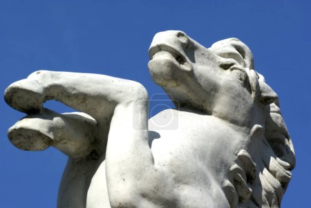 Téléchargez les photos : Statue de cheval sur fond de ciel - en image libre de droit