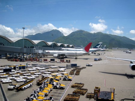 Téléchargez les photos : Aéroport de Hong Kong. transport, concept de voyage - en image libre de droit