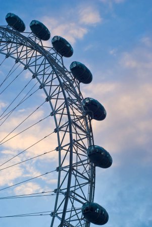 Téléchargez les photos : Le London Eye au-dessus du ciel bleu - en image libre de droit