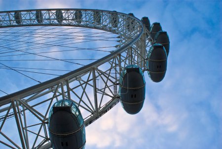 Téléchargez les photos : Le London Eye au-dessus du ciel bleu - en image libre de droit