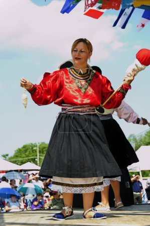 Téléchargez les photos : Festival culturel espagnol. Femme en robe traditionnelle performant - en image libre de droit