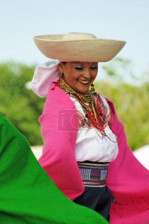 Téléchargez les photos : Festival culturel espagnol. Femme en robe traditionnelle performant - en image libre de droit