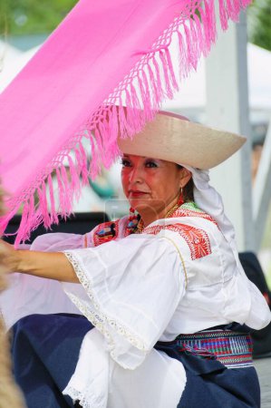 Téléchargez les photos : Femme caucasienne au Festival Hispano - en image libre de droit