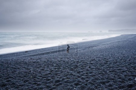Téléchargez les photos : Plage de l'océan dans une tempête - en image libre de droit