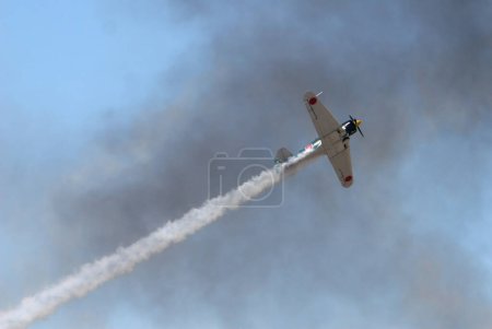 Foto de Bombardero japonés volando en el cielo - Imagen libre de derechos