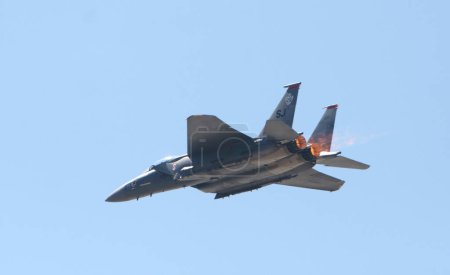 Téléchargez les photos : F15 Fighter Jet dans le ciel bleu - en image libre de droit