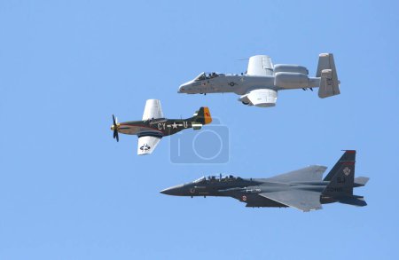 Téléchargez les photos : Trio d'avions dans le ciel bleu - en image libre de droit