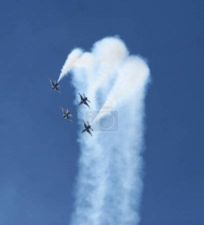 Téléchargez les photos : Formation de jets de chasse dans le ciel - en image libre de droit