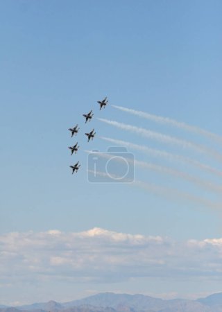Téléchargez les photos : Formation de jets de chasse dans le ciel - en image libre de droit