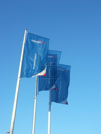 Foto de EnergiaPro ondeando banderas contra el cielo azul - Imagen libre de derechos