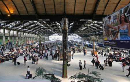 Foto de Paris-Gare-de-Lyon, es una de las siete grandes estaciones de tren de París, Francia - Imagen libre de derechos