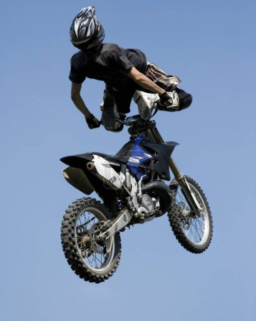 Téléchargez les photos : Freestyle motocross cavalier sautant - en image libre de droit