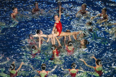 Téléchargez les photos : Natation synchrone en piscine - en image libre de droit