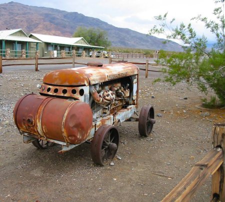 Téléchargez les photos : Vieux véhicule dans le désert - en image libre de droit
