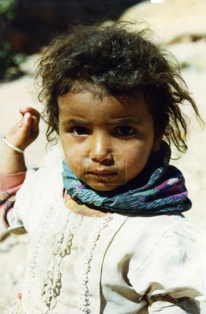 Téléchargez les photos : Une fille yéménite de jour - en image libre de droit
