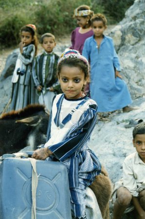 Téléchargez les photos : Une fille yéménite de jour - en image libre de droit