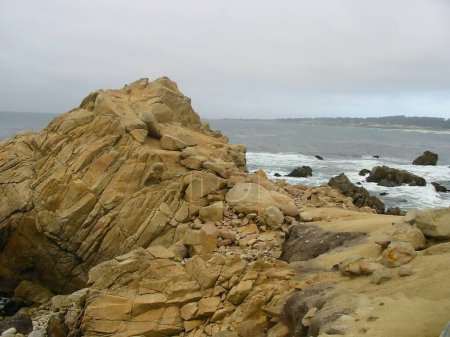 Téléchargez les photos : 17-mile Drive sur la côte rocheuse de la mer - en image libre de droit