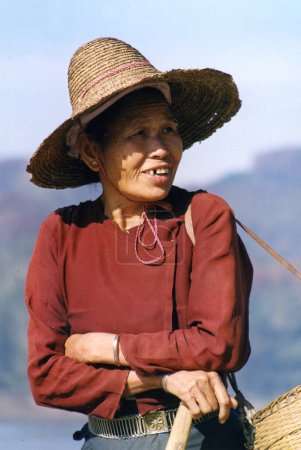 Téléchargez les photos : Femme dans la province de Yunnan - en image libre de droit
