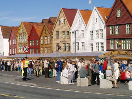 Téléchargez les photos : Personnes sur bryggen à Bergen Norvège - en image libre de droit